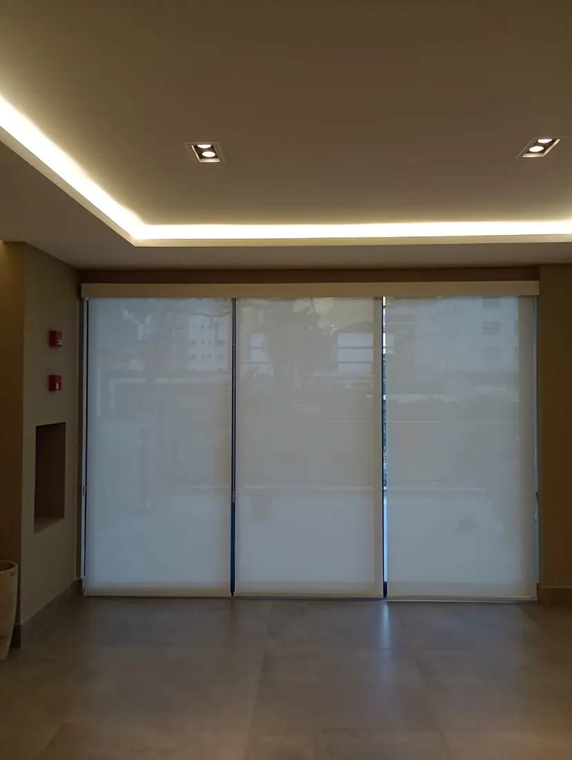 Cortina rolô instalada em porta de vidro pela LS Decor
